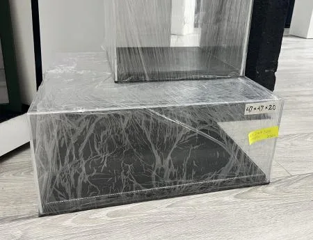 Display vitrine coiffe plexi socle cuir Noir
