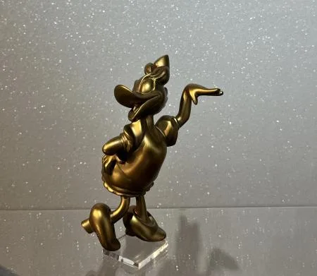 Leblon Disney Daisy Duck prend la pose N/B