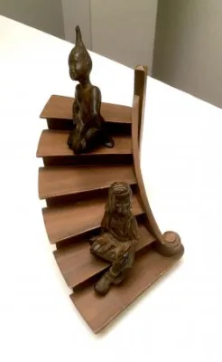 Leblon Louison Marie bronze sur escalier