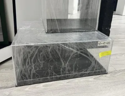 Display vitrine coiffe plexi socle cuir Noir