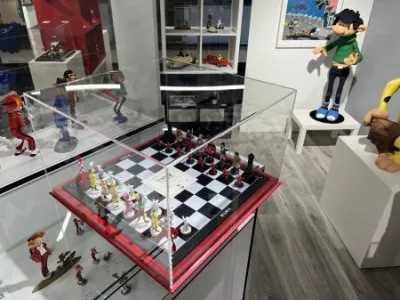 Display vitrine coiffe plexi socle cuir Red échecs